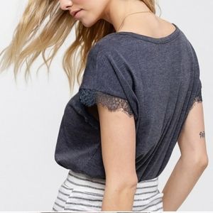 📦Lovely lace trim shirt sleeved tee.